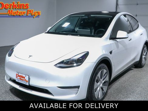 Used 2024 Tesla Model Y Long Range AWD/4WD image 1