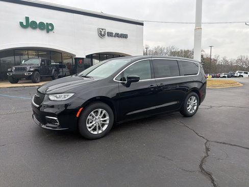 New 2026 Chrysler Pacifica Select image 3