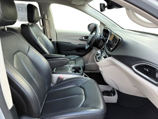 Used 2024 Chrysler Pacifica Touring-L FWD image 12