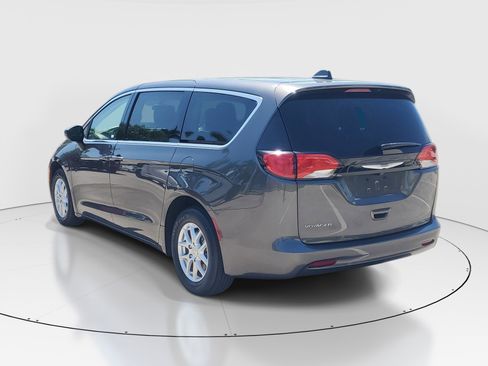 Used 2022 Chrysler Voyager LX image 5