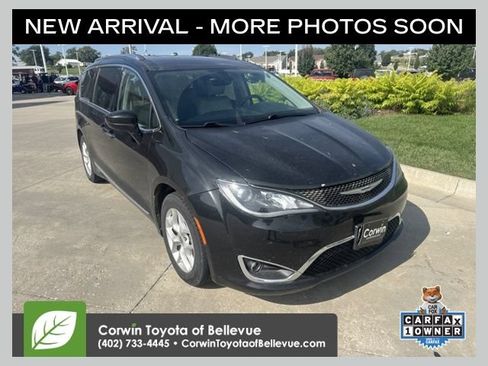 Used 2018 Chrysler Pacifica Touring-L w/ Tire & Wheel Group FWD image 1