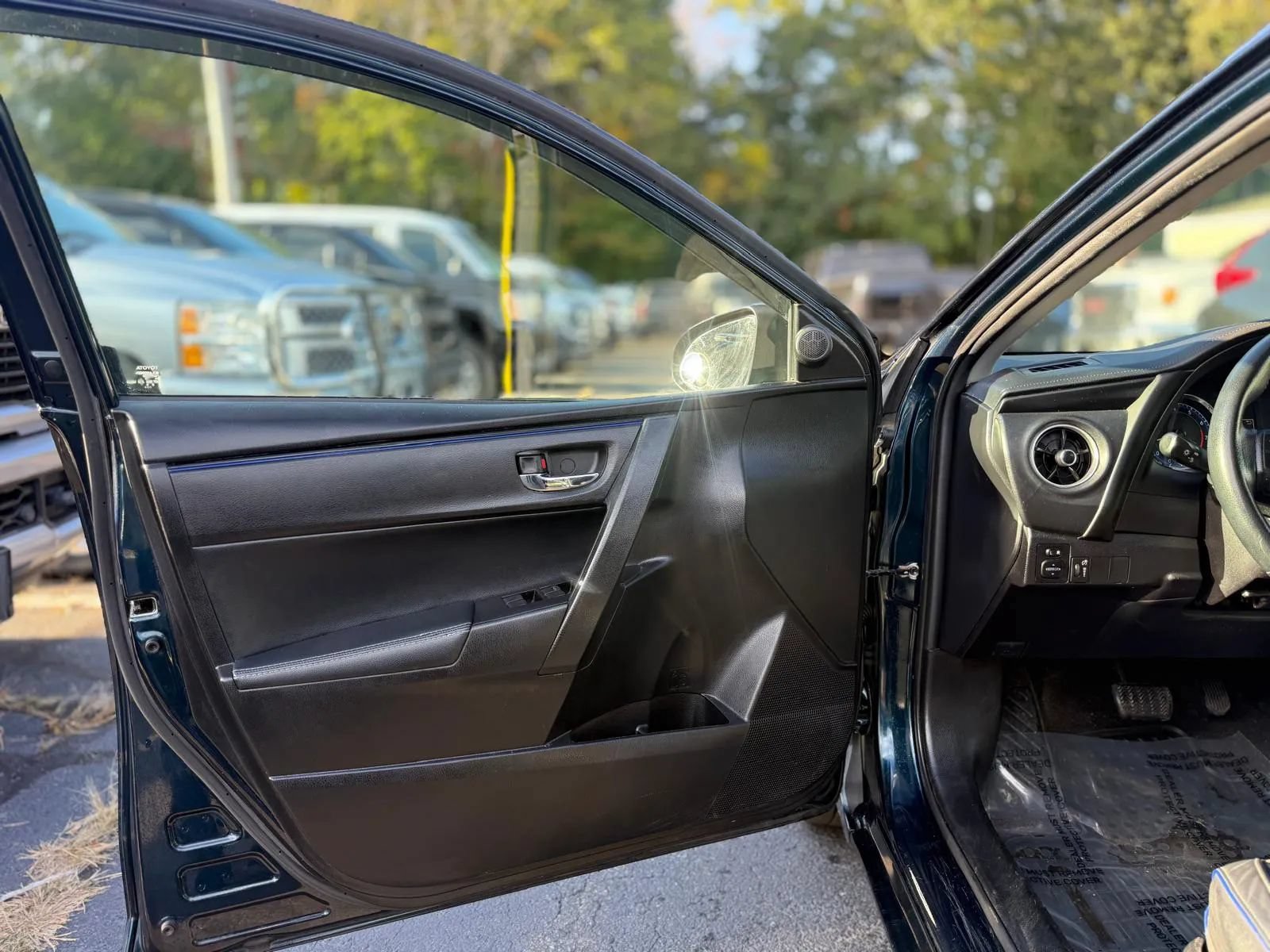 Used 2019 Toyota Corolla SE w/ Carpet Mat Package (TMS) FWD image 9