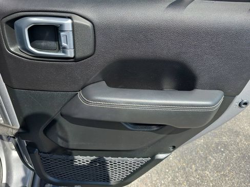 Used 2020 Jeep Gladiator Overland AWD/4WD image 15
