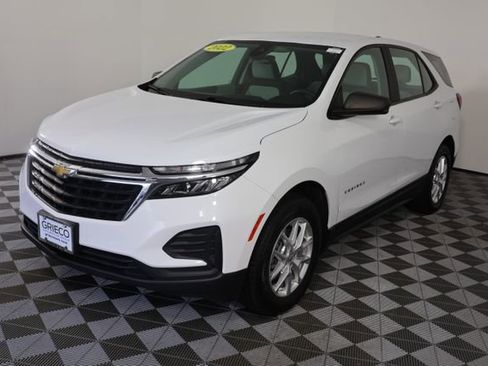 Used 2022 Chevrolet Equinox LS AWD/4WD image 4