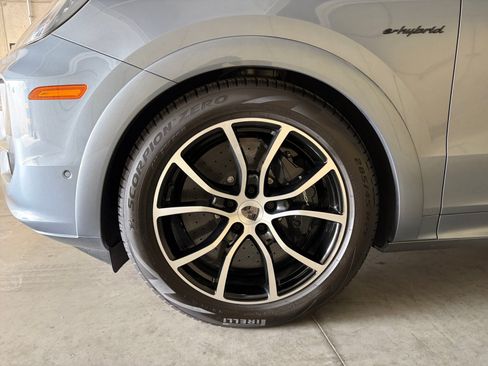 Certified 2026 Porsche Cayenne Turbo AWD/4WD image 18