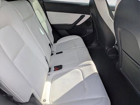 Used 2022 Tesla Model Y Long Range image 21