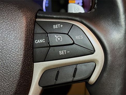 Used 2017 Jeep Grand Cherokee Limited image 28