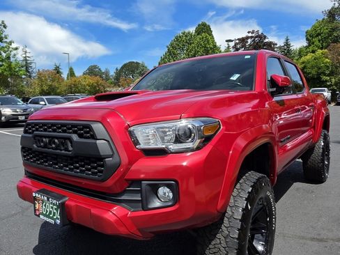 Used 2017 Toyota Tacoma TRD Sport w/ Tow Package (A/T) AWD/4WD image 4