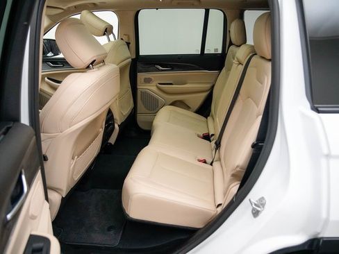 Used 2022 Jeep Grand Cherokee Limited w/ Luxury Tech Group II image 17