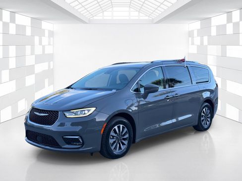 Used 2021 Chrysler Pacifica Touring-L FWD image 3
