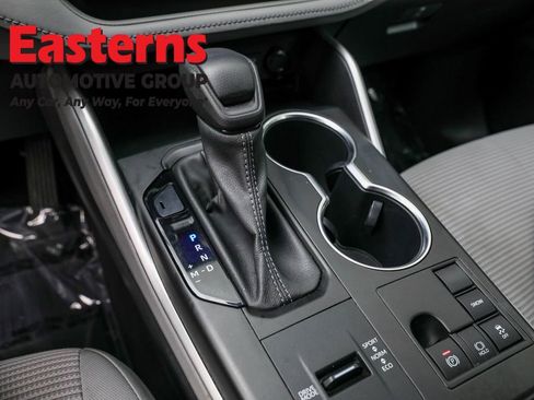 Used 2023 Toyota Highlander L image 12