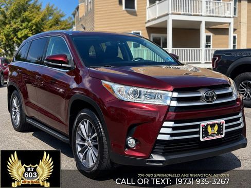 Used 2018 Toyota Highlander XLE AWD/4WD image 3