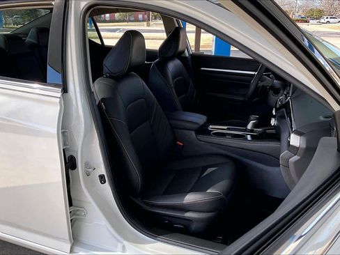 Used 2024 Nissan Altima 2.5 SR w/ SR Premium Package image 9