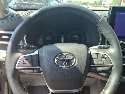 Used 2023 Toyota Highlander Platinum FWD image 20