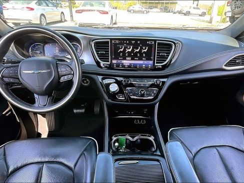 Used 2021 Chrysler Pacifica Limited w/ Uconnect Theater Family Group image 7