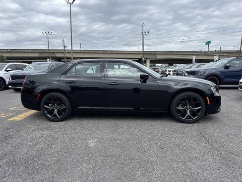 Used 2022 Chrysler 300 Touring w/ Sport Appearance Package image 8