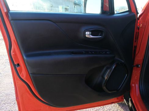 Used 2018 Jeep Renegade Altitude image 27