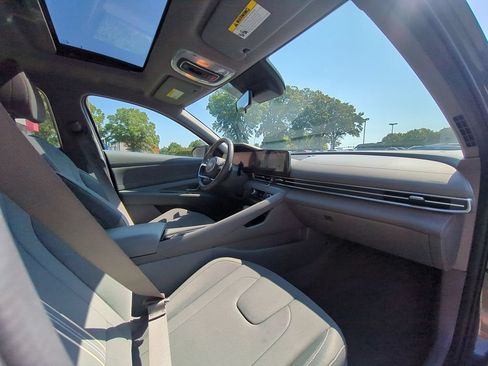 Used 2025 Hyundai Elantra SEL FWD image 32