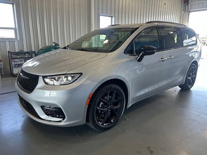 New 2026 Chrysler Pacifica Select w/ S Appearance Package