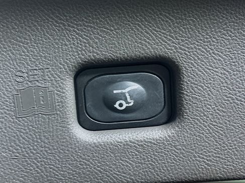 Used 2018 Lincoln MKX Reserve FWD image 32