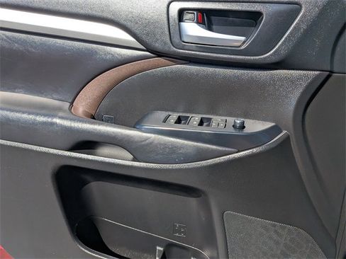 Used 2018 Toyota Highlander XLE w/ Protection Package #3 image 27