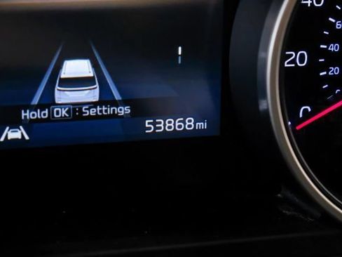 Used 2023 Kia Carnival LX FWD image 27