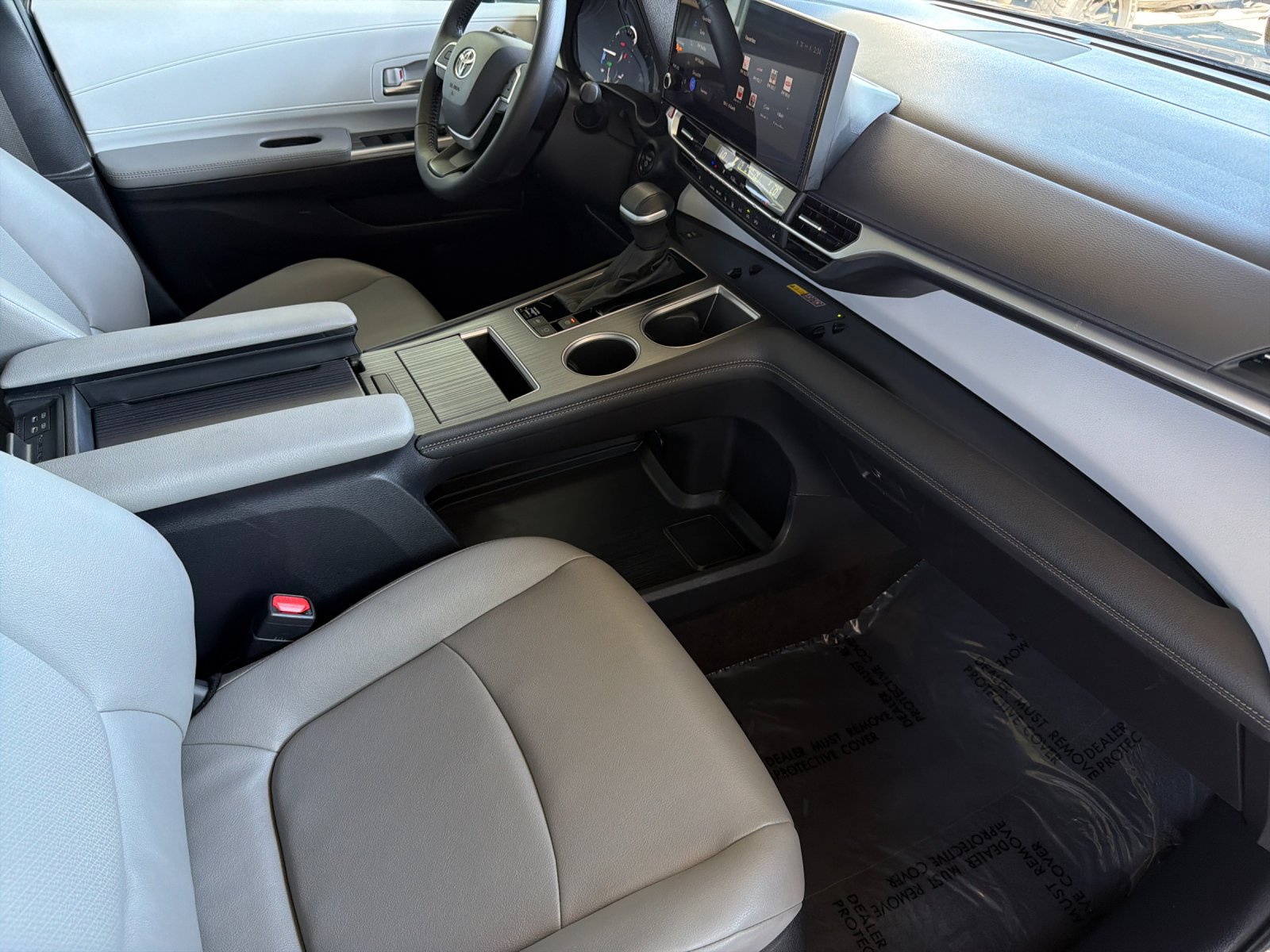 Used 2025 Toyota Sienna XLE FWD image 16
