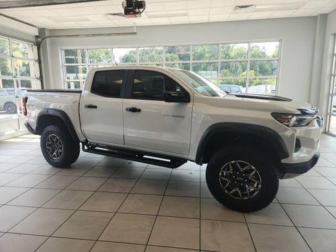 Used 2025 Chevrolet Colorado ZR2 w/ Technology Package AWD/4WD image 6