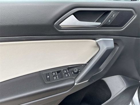 Used 2020 Volkswagen Tiguan SE w/ Panoramic Sunroof Package image 18