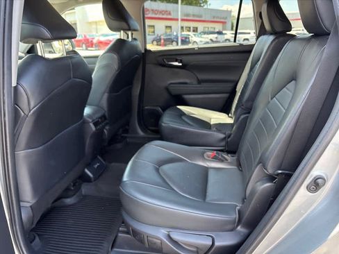 Used 2022 Toyota Highlander XLE AWD/4WD image 8