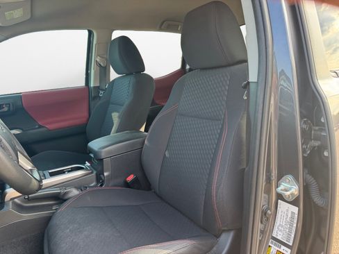 Used 2022 Toyota Tacoma SR5 AWD/4WD image 9