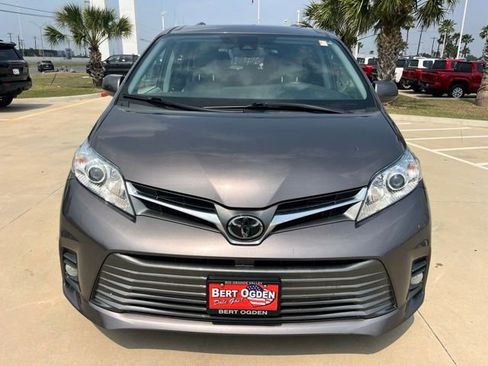 Used 2020 Toyota Sienna XLE Premium FWD image 2
