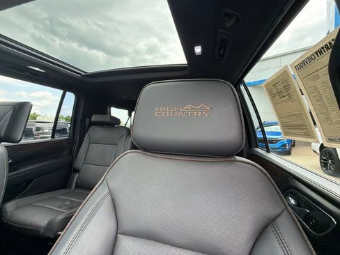 Used 2023 Chevrolet Suburban High Country w/ Premium Package 2 AWD/4WD image 7