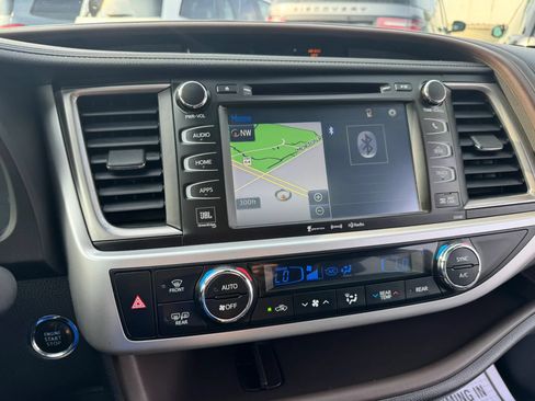Used 2017 Toyota Highlander Limited AWD/4WD image 12