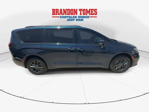 Used 2021 Chrysler Pacifica Limited w/ Uconnect Theater Family Group AWD/4WD image 9
