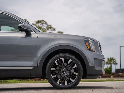 Used 2024 Kia Telluride SX Prestige w/ Towing Package AWD/4WD image 9