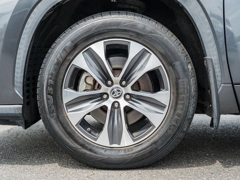 Used 2020 Toyota Highlander XLE AWD/4WD image 16