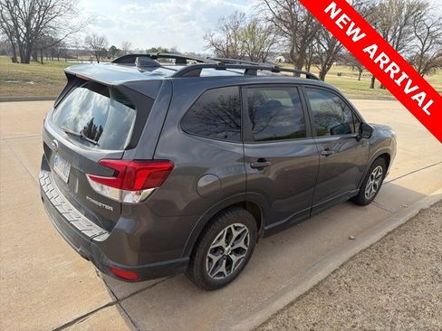 Used 2020 Subaru Forester Premium image 3