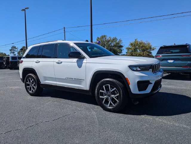 New 2027 Jeep Grand Cherokee Laredo X RWD image 2