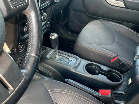 Used 2017 Jeep Wrangler Unlimited Sahara w/ Connectivity Group image 15