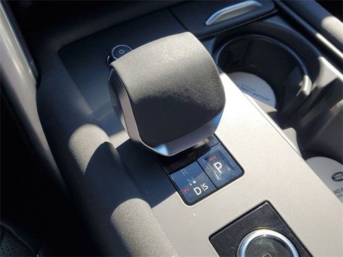 Used 2025 Land Rover Discovery Dynamic SE image 36