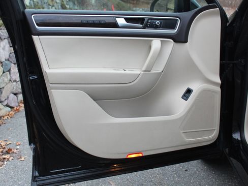 Used 2014 Volkswagen Touareg Hybrid image 12