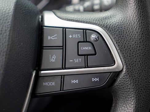 Used 2023 Toyota Highlander L image 16