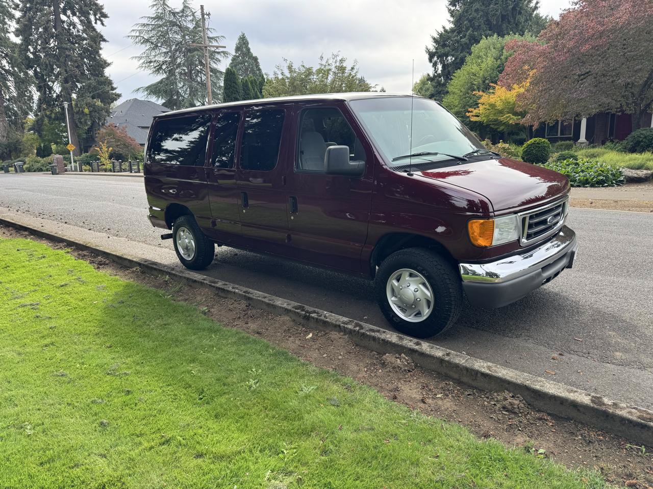 Used 2006 Ford E-350 and Econoline 350 Super Duty Wagon RWD image 6