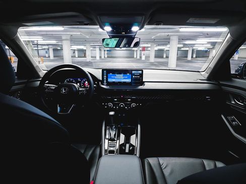 Used 2023 Honda Accord Touring image 3