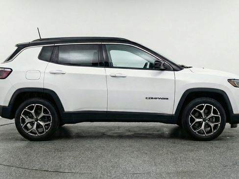 Used 2025 Jeep Compass Limited image 8