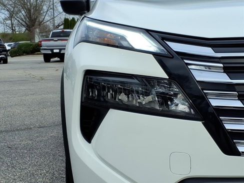 Used 2024 Nissan Rogue S image 3