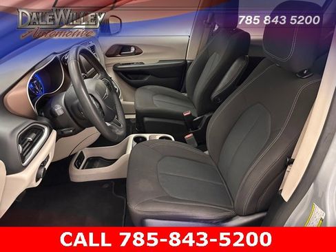 Used 2022 Chrysler Voyager LX image 16