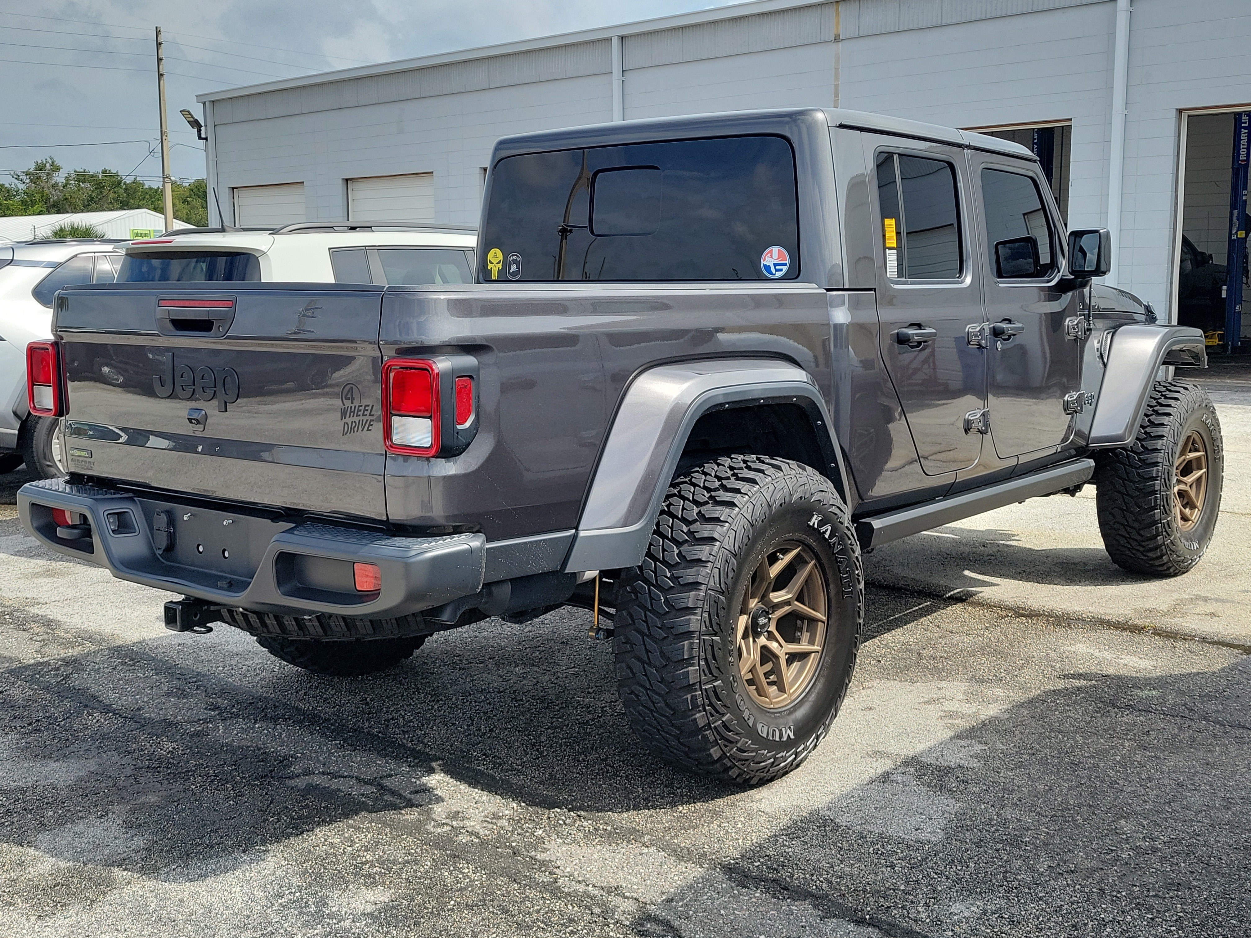 Used 2023 Jeep Gladiator Sport AWD/4WD image 6
