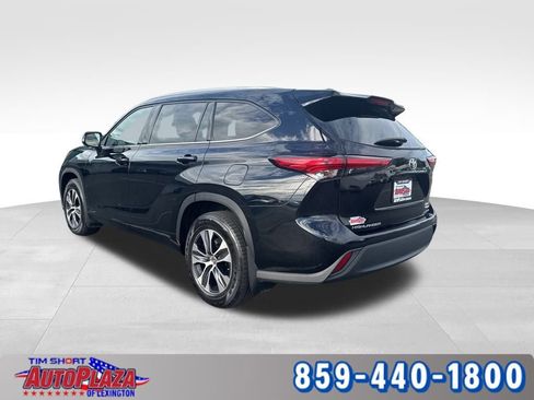 Used 2021 Toyota Highlander XLE image 3